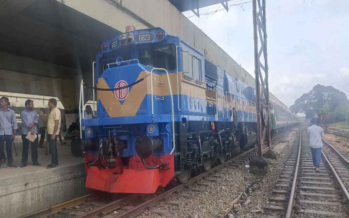 পদ্মা সেতু দিয়ে ট্রেনের পরীক্ষামূলক যাত্রা শুরু